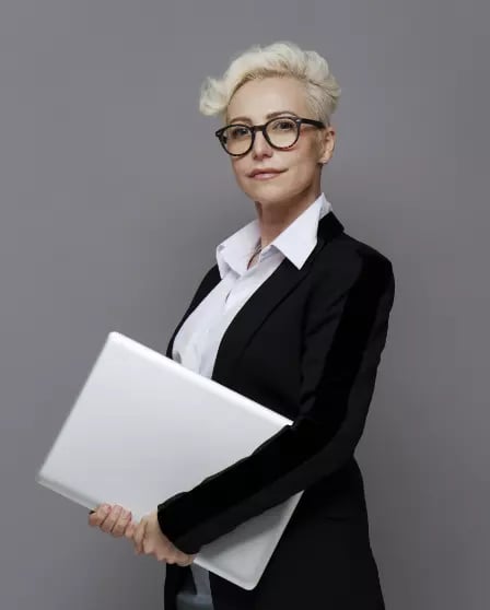 mujer-negocios-tiro-medio-laptop